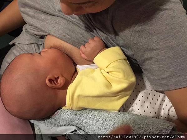 媽媽肩膀放鬆 善用支托物.jpg 媽媽肩膀放鬆 善用支托物.jpg