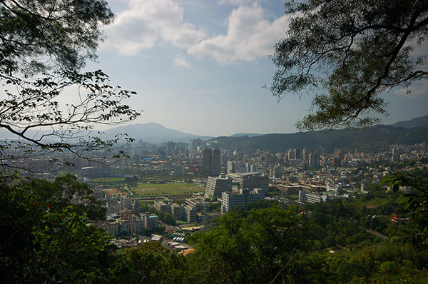 14:55 H143M 玉稠湖山南峰往玉稠湖山間寬大土路上的展望點，飽覽山腳下天母風光。