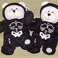 2004年萬聖節骷顱黑熊跟2005年台灣地區販售的萬聖節骷顱黑熊