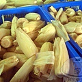 萬里-知味鄉烤玉米07-一籠又一籠數量驚人店家挑好的玉米