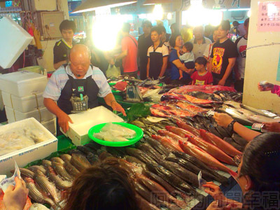 桃園新屋永安漁港03-生鮮區-魚獲拍賣.jpg