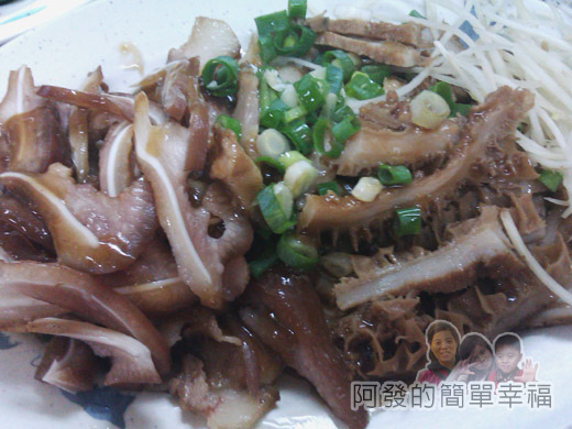 板橋市場內沒店名的牛肉麵10小菜