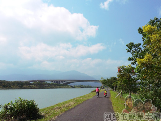 冬山河自行車專用道09近高速公路國道5的景色