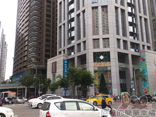 新北市歡樂耶誕城17-廣場旁的氣氛