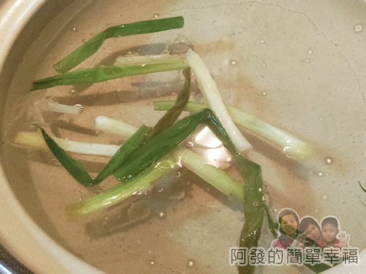 20141228-台式廣東皮蛋瘦肉粥03-放入鍋中