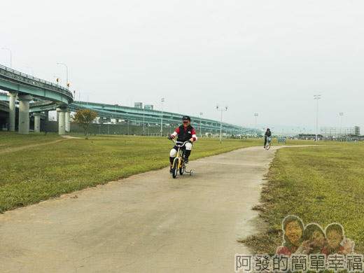 大臺北都會公園II09-疏洪親水公園-路平坦人少.jpg