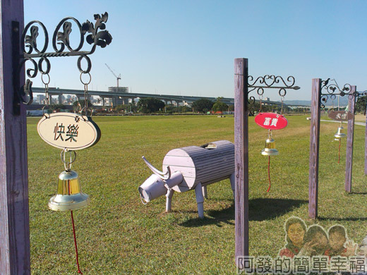 大臺北都會公園II29-幸福水漾公園-一整排的鐘型吊飾.jpg