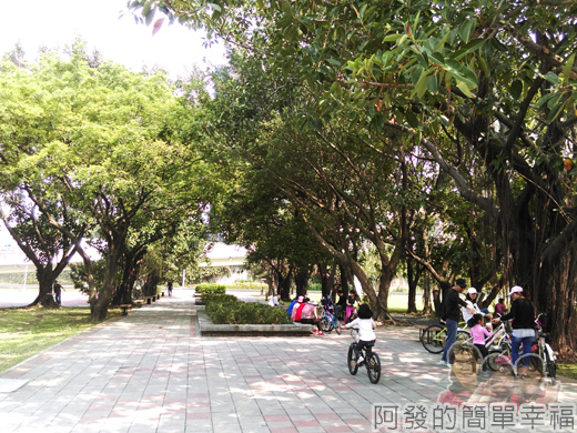 公館景福租借站-大稻埕租借站13-古亭河濱公園路段-樹蔭下休憩的親子