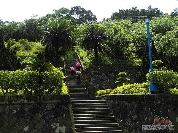 三峽白雞行脩宮15-前往後方山腰的階梯