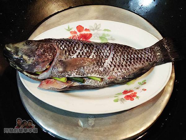 豆鼓蒸吳郭魚05-魚腹塞入蔥段放入平盤蒸6分鐘