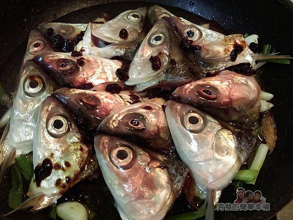 紅燒豆鼓虱目魚頭07-將魚頭攤平鋪上淋上米酒清水豆鼓滾煮