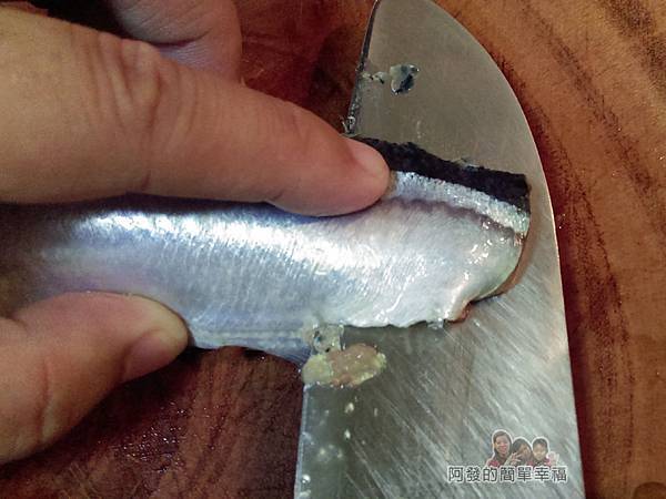 日式照燒秋刀魚03-片下魚肉