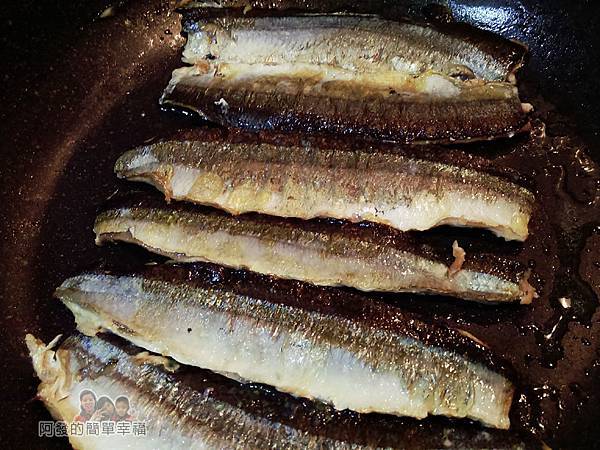 日式照燒秋刀魚07-煎魚肉