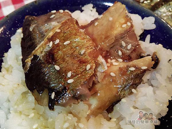 日式照燒秋刀魚14-搭上白飯特寫