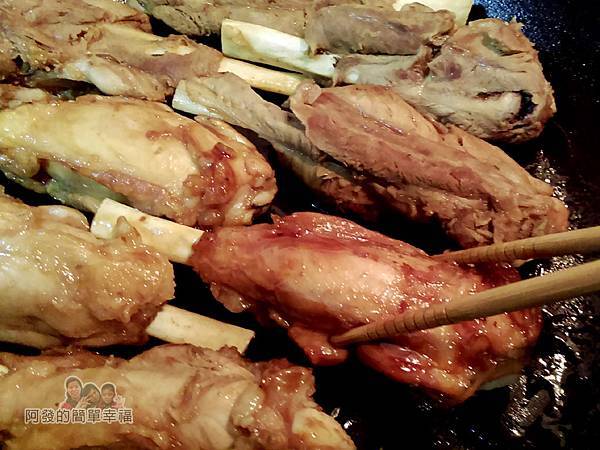 醬燒豬棒棒腿10-醬汁收乾至黏稠狀關火並翻面讓腿肉沾上鍋中醬