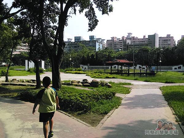 溪北公園扇貝殼溜滑梯04-公園一側為古中國風的庭園造景