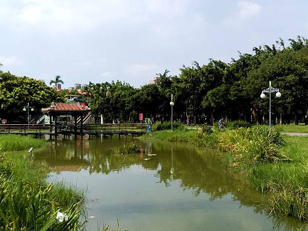 溪北公園扇貝殼溜滑梯06-池中古中國風涼亭