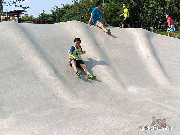 溪北公園扇貝殼溜滑梯17-開心的兒子