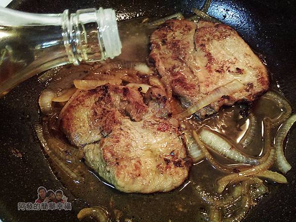 煎滷洋蔥豬排飯10-下米酒與香油