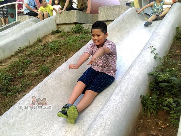 河川教育中心園區16-彩色大水管溜滑梯-溜下囉