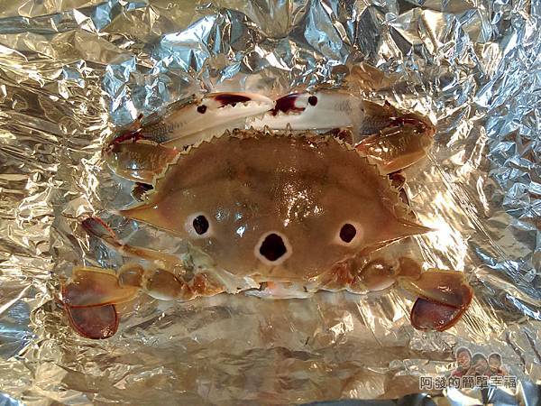 奶油螃蟹10-將分解的螃蟹組回放入鋁箔紙摺成的凹槽