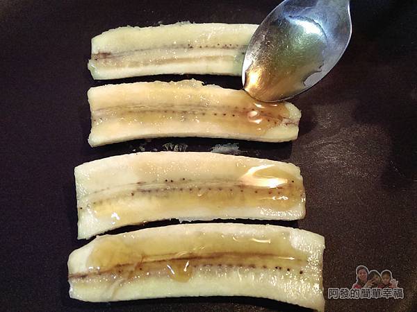 蜂蜜香蕉吐司捲05-香蕉小火煎一下抹上蜂蜜