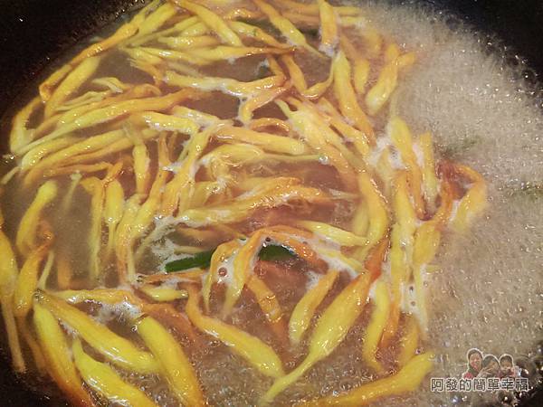 烏魚米粉湯09-平底鍋撈起魚頭魚骨下金針煨煮