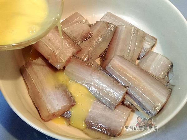 香煎白帶魚07-淋蛋液抓勻