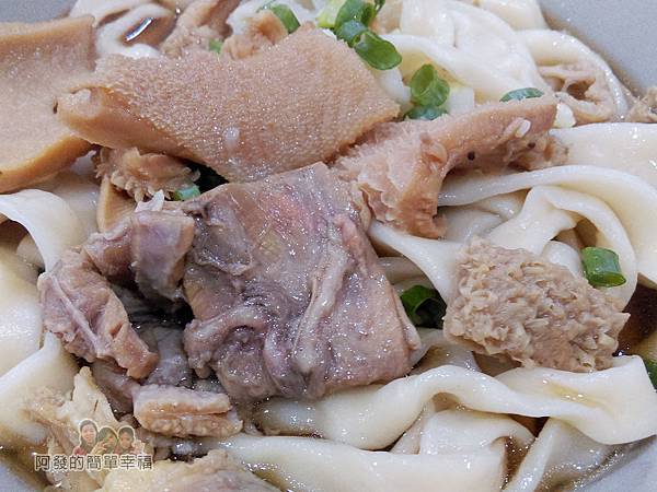 建宏牛肉麵17-牛雜麵特寫