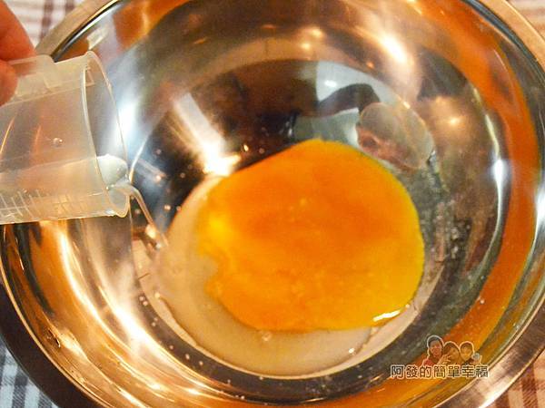 手打蒜味美乃滋02-倒入檸檬汁等 手打蒜味美乃滋02-倒入檸檬汁等