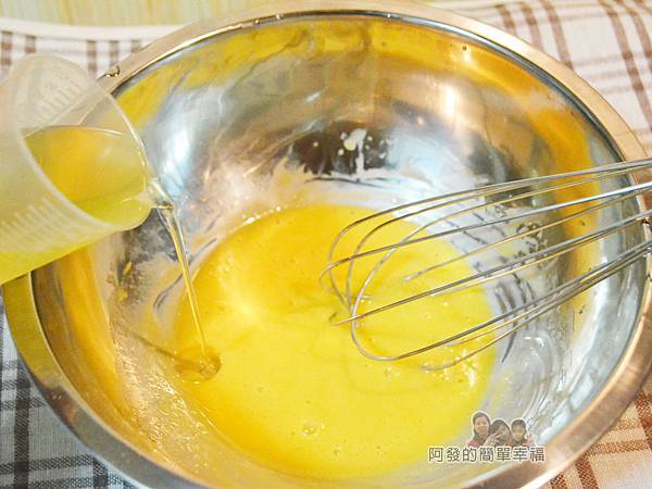 手打蒜味美乃滋04-倒入少許蒜風味油 手打蒜味美乃滋04-倒入少許蒜風味油