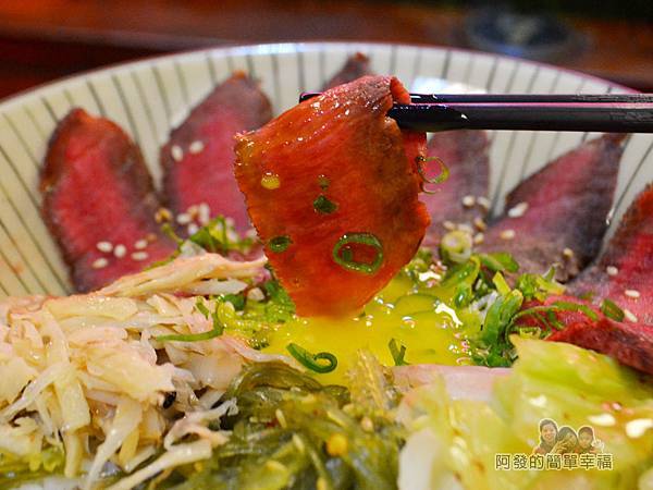 新宿食事處40-日出牛排丼-牛肉沾蛋液