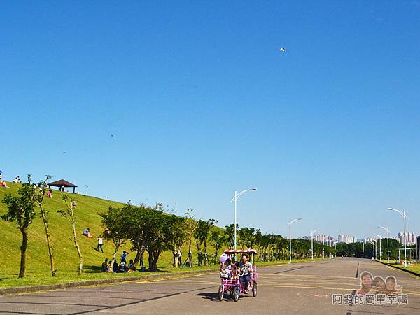 八里-十三行文化公園06-公園內騎車的人們