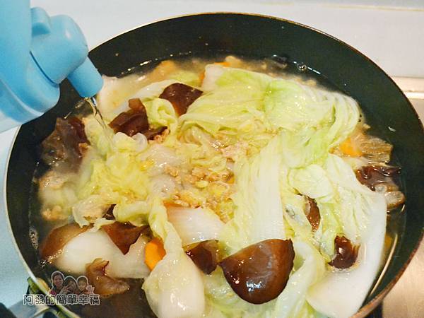 蛋香滷白菜07-倒入清水