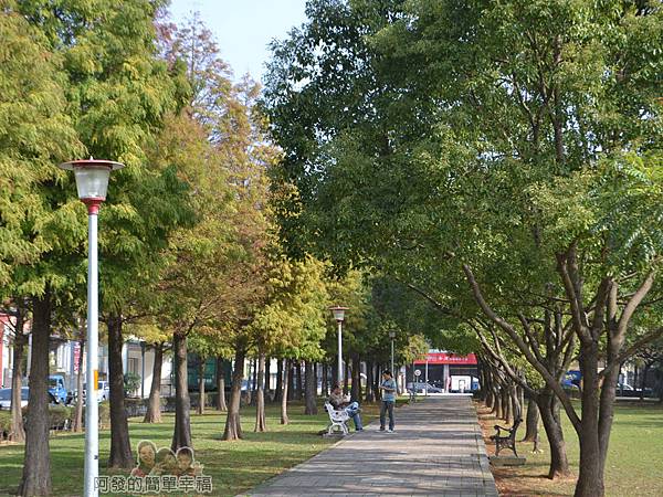 玉山公園06-一對夫妻愜意的坐在公園中用餐