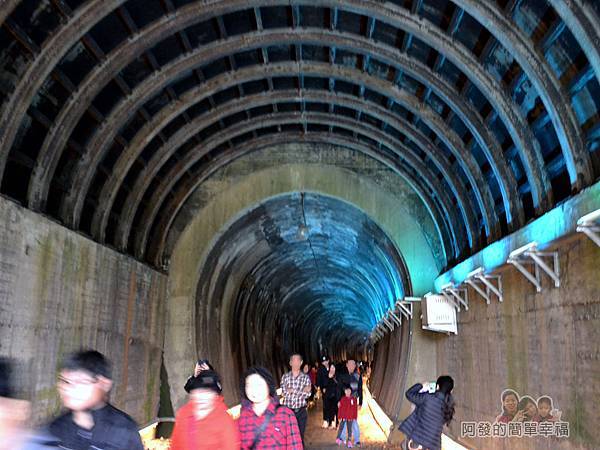 功維敘隧道31-出口也等於另一側遊客的入口-加長的明隧道
