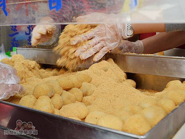 不老麻糬07-裝盒前再灑一次花生粉 不老麻糬07-裝盒前再灑一次花生粉