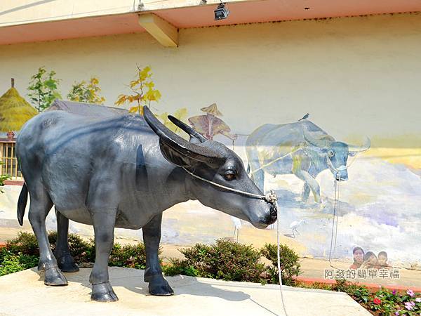 坑口彩繪村14-坑果路661巷26號牆面彩繪-水牛雕像