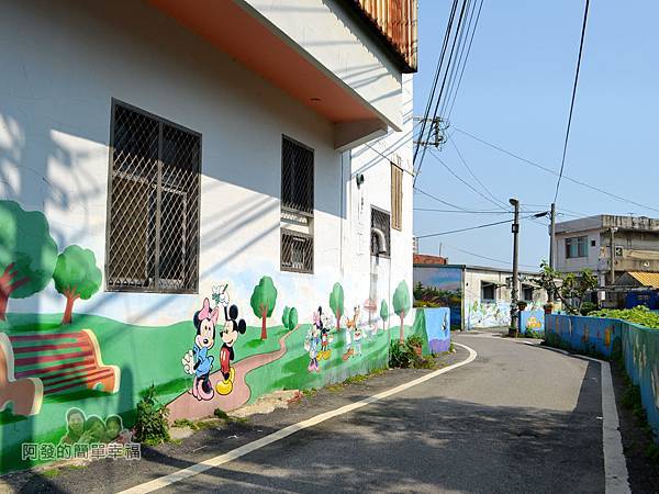 坑口彩繪村28-坑果路661巷70號前卡通彩繪