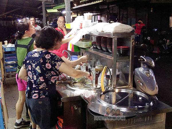 莊敬路無店名牛肉麵03-料理台.jpg