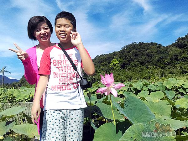 2017雙溪荷所在17-荷花旁留影-笑容如荷花般盛開