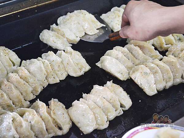 新北市三峽食記 鍋貼王子在地超高人氣排隊美食 中式銅板早餐之鍋貼 蛋餅 銅板美食 三峽排隊美食 阿發的簡單幸福