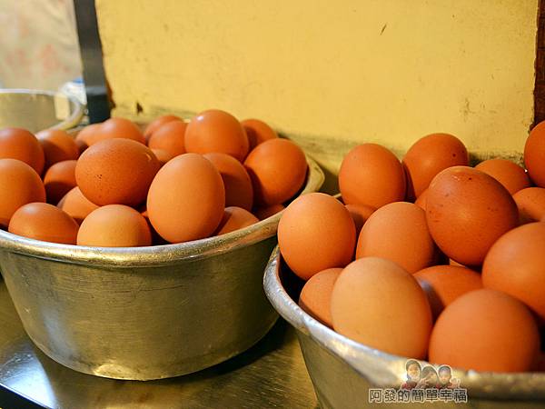 賴雞蛋蚵仔煎05-色澤動人的橘紅色土雞蛋