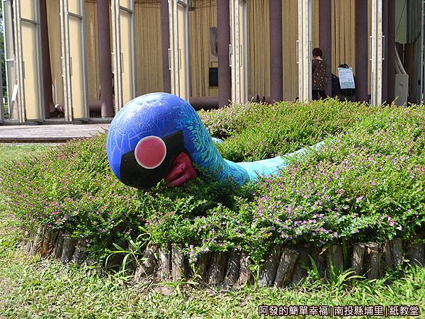 紙教堂19-紙教堂前的毛毛蟲裝置藝術 紙教堂19-紙教堂前的毛毛蟲裝置藝術