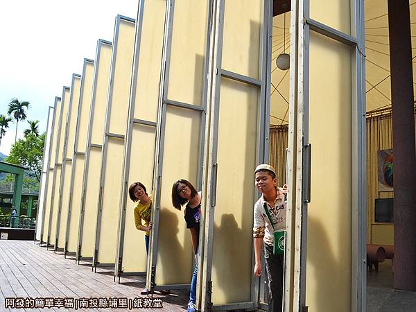 紙教堂21-紙教堂門前留影 紙教堂21-紙教堂門前留影