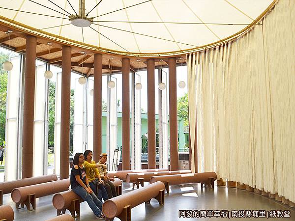 紙教堂28-坐在紙教堂內休憩 紙教堂28-坐在紙教堂內休憩