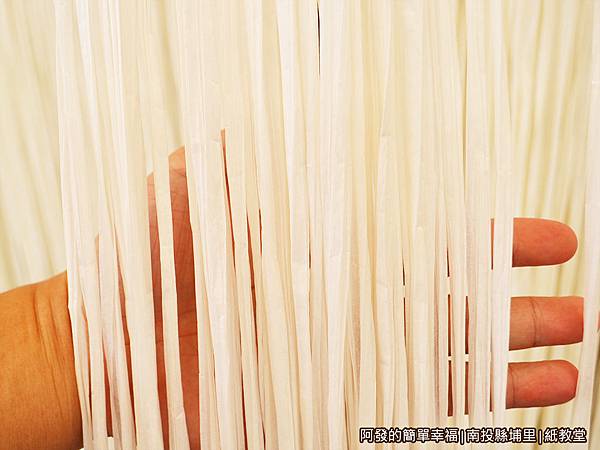 紙教堂30-牆面吊掛的紙製流蘇布簾 紙教堂30-牆面吊掛的紙製流蘇布簾