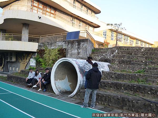 陽光國小21-多啦A夢卡通中公園內的大水管(涵管)