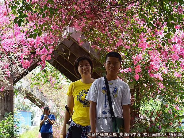 松江南路小花園20-花亭下留影.JPG