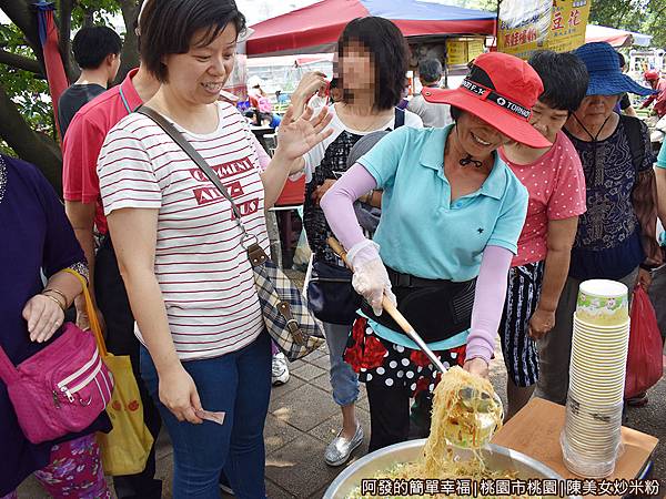 陳美女炒米粉10-好大一勺.JPG